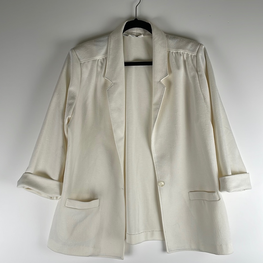 Alfred Dunner women's size 18 Two Button Blazzer.creamy beige color